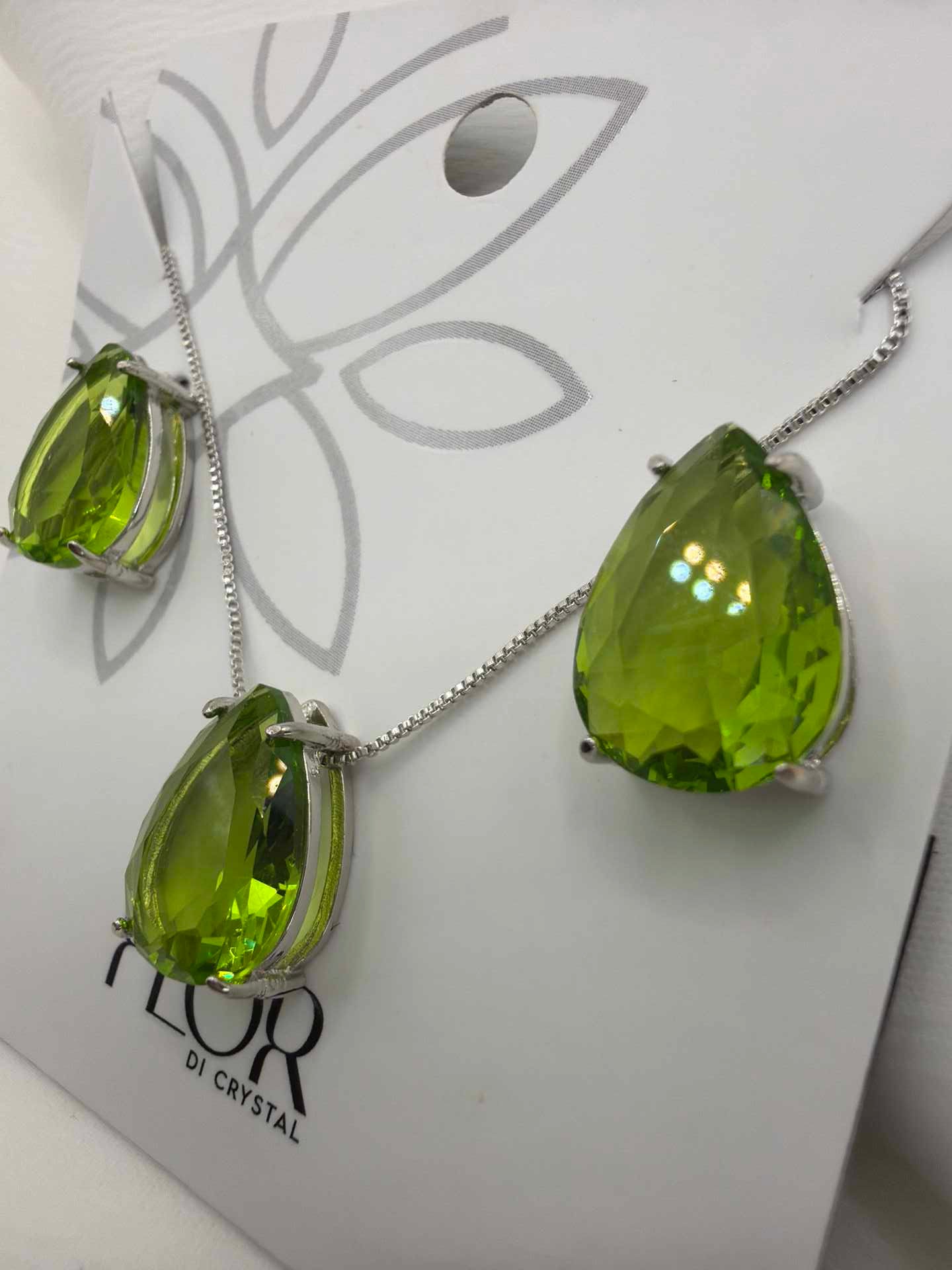 Large Elegant Tear drop green apple color set earings and necklace 