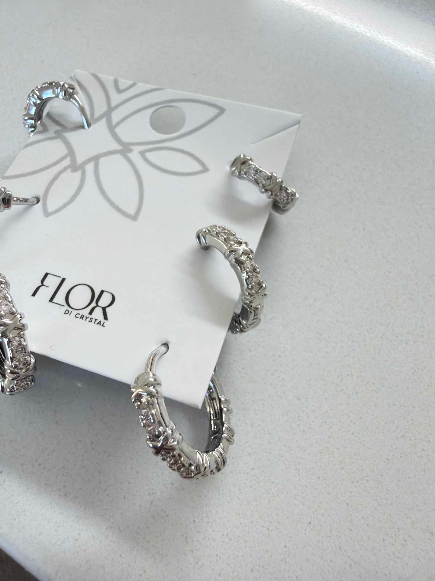 Thin hoops trio in X patern 