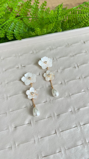 Brinco flores de madre perola