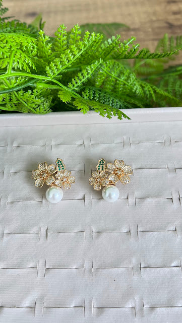 Brinco de Flor cravejada e perola 