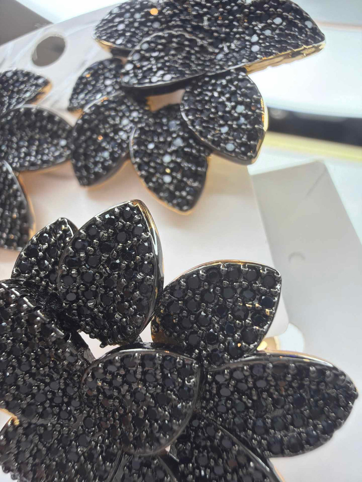 Maxi flower Black pave 18k