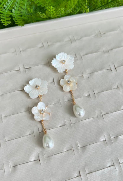 Brinco flores de madre perola