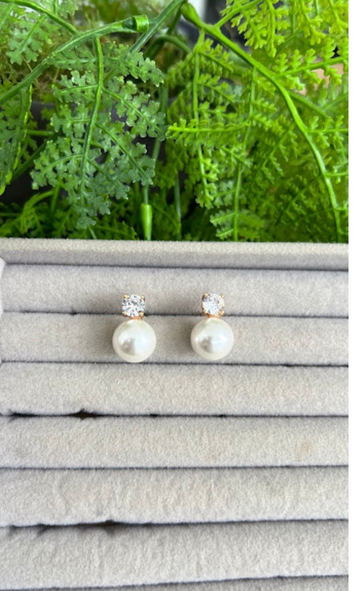 Brinco de perola com zirconia pequeno 