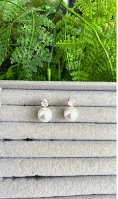 Brinco de perola com zirconia pequeno 