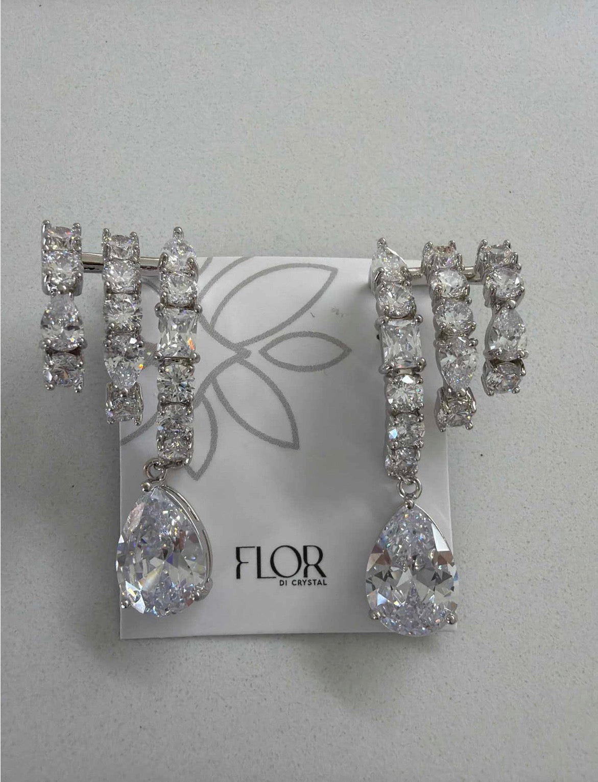 Brinco earcuff com pingente gota zirc cristal