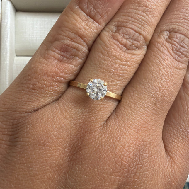 Anel solitario zirc 4mm aro liso 6.5