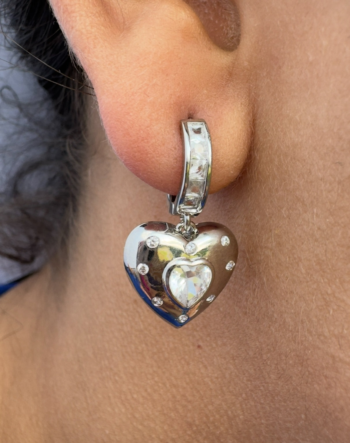 Brinco - brinco de argola -pingente de coracao com pontos de luz e Zirconia em fornato de coracao