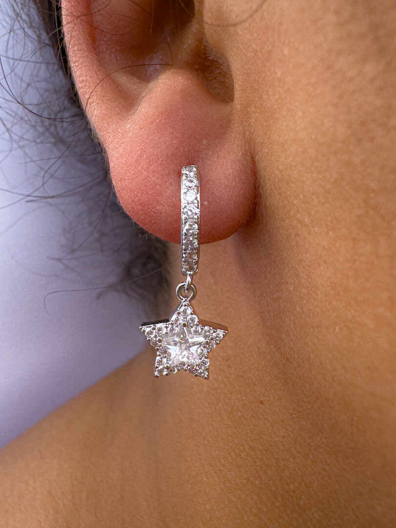 Brinco - Brinco infantil- estrela cravejada