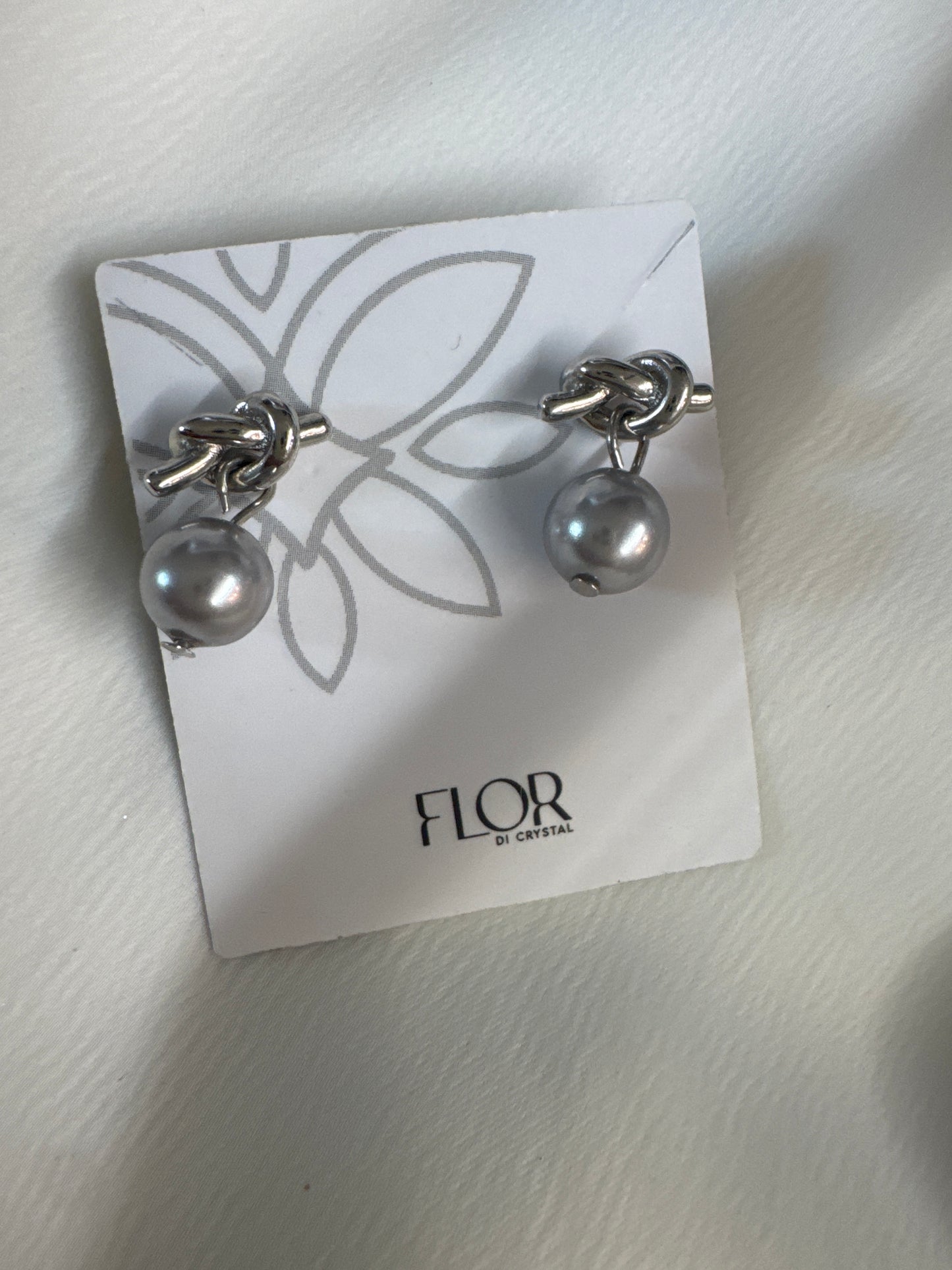 Brinco - Brinco torcido com pingente de perola cinza -rodio