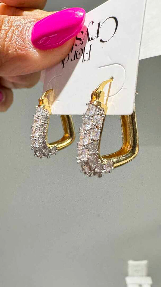 Brinco - argola Triangular com detalhe cravejado-Com Rodio branco