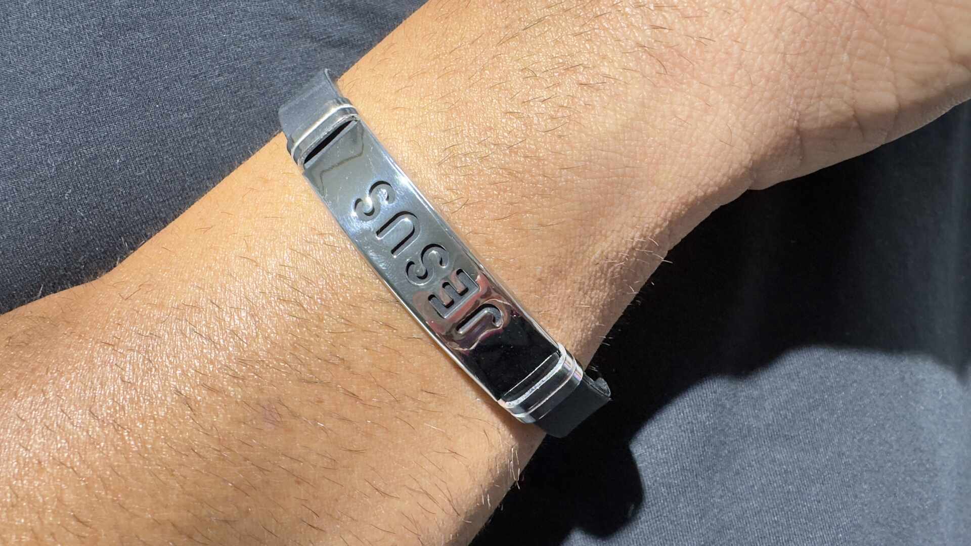 Pulseira jesus com resina preto em silicone e aco inox