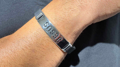 Pulseira jesus com resina preto em silicone e aco inox