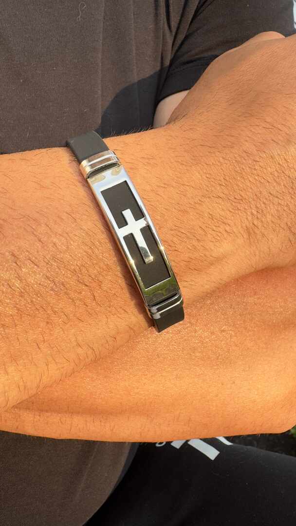 Pulseira cruz em silicone e aco inox