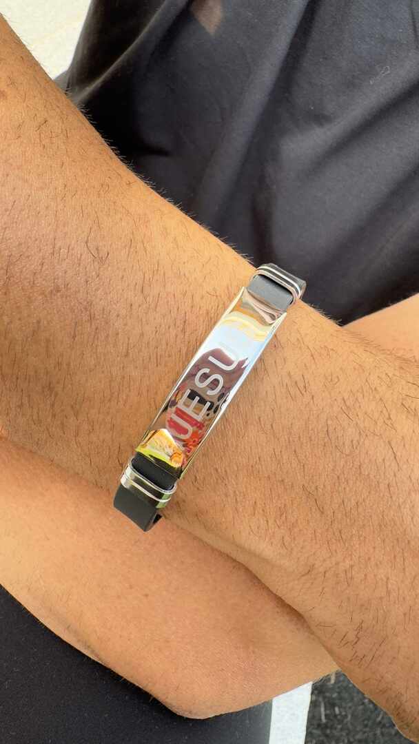 Pulseira jesus gravada em silicone e aco inox